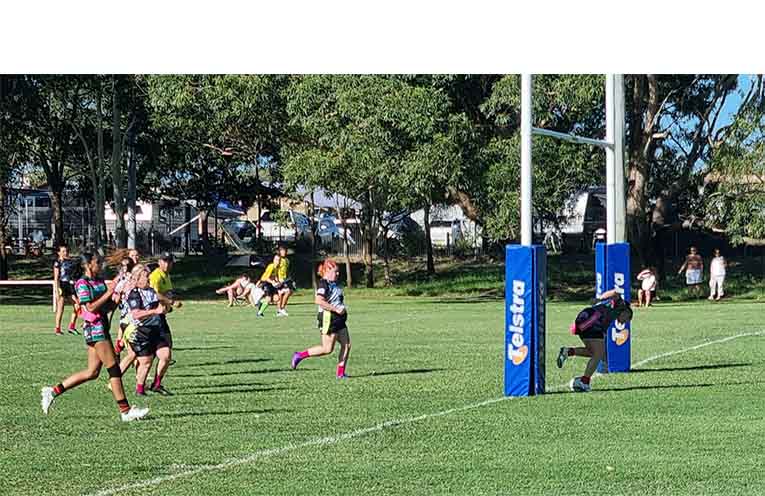 Second Lady Hawks’ try to Katie. Photo: Thomas O’Keefe.