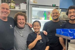 Music legend Leo Sayer visits Mumm’s on the Myall at Tea Gardens