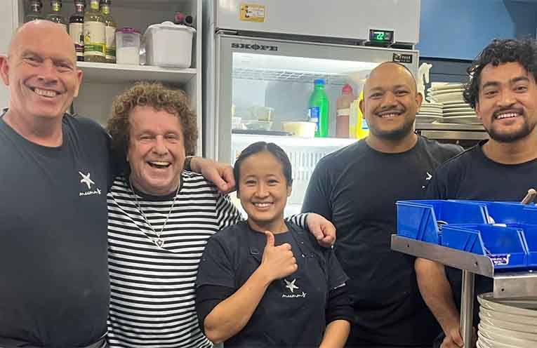 Music legend Leo Sayer visits Mumm’s on the Myall at Tea Gardens
