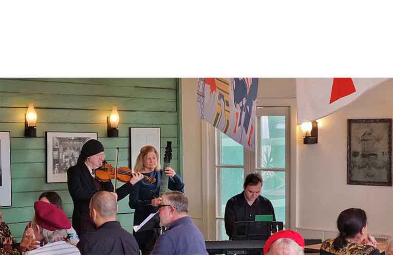 Jenny, Adrian and Siebe made sweet live music. Photo: Thomas O’Keefe.