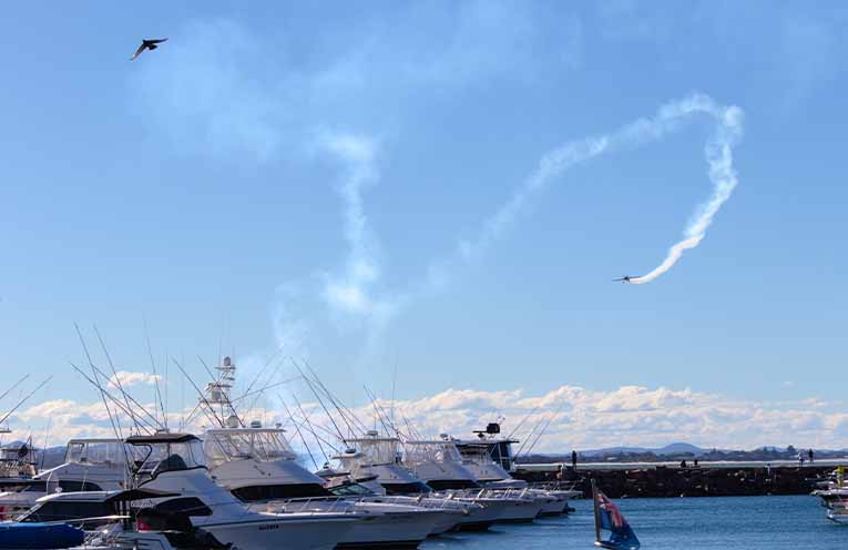 Pilot Matt Hall performed nail-biting manoeuvres above the ocean. Photo: Nico Lombardo.