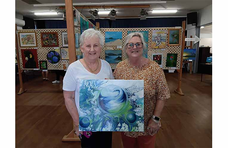 Artist Mandy with art tombola winner Jacinta. Photo: Jeanette Hart.
