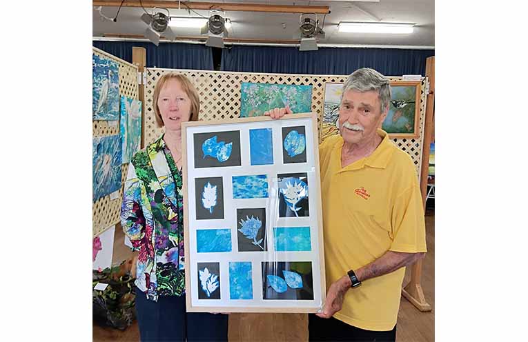 Artist Ros with tombola winner Ray. Photo: Jeanette Hart.